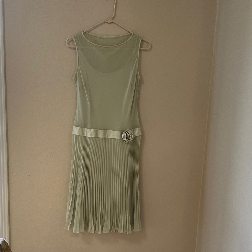 Elegant Sleeveless Pleated Dress